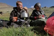 Afghanistan – Zu Fuss zum Dach der Welt Auf seinem Weg zu den Nomaden hat sich Samuel Unterstützung organisiert. Maram und er teilen sich für die nächsten 10 Tage ein Zelt.