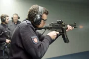 An der Polizeiakademie Nienburg (Weser) schießt ein junger Polizist in Ausbildung zum ersten Mal mit der Maschinenpistole MP5.