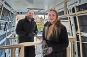 Franziska (r, 28) und Karsten (30) aus Krefeld während des Umbaus im „Rohbau“ ihres Campers.