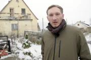 Rabiat-Reporter Dennis Leiffels vor dem Haus des „Drachenlords“