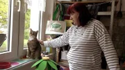 Maiks Mutter Bärbel macht sich derzeit Sorgen um ihre finanzielle Situation, sie sucht schon seit längerem einen neuen Job. Durch die derzeitige Arbeitslosigkeit belastet sie die Tierhaltung der zwei Katzen und ihres Hundes finanziell sehr.