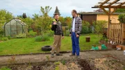 Die Gartenneulinge Stefan (li.) und Daniel wiederum installieren ein Bewässerungssystem für ihre Pflanzen. Die Begeisterung dafür ist allerdings ungleich verteilt.