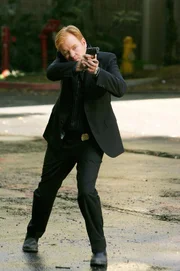 Obwohl Horatio Caine (David Caruso) nach dem Überfall auf ein Juweliergeschäft sofort die Verfolgung der Raubmörder aufnimmt, können sie auf ihren Motorrädern entkommen.