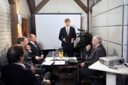 Lars' (Peter Foyse, M.) Einstand als Geschäftsführer verläuft trotz Bentes Intrige erfolgreich (mit Johannes Terne, 3.v.l und Komparsen).