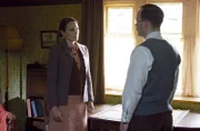 Mrs. Hall (Anna Madeley, li.) sagt Gerald Hammond (Will Thorp, r.), dass sie lieber in der Praxis von Siegfried Farnon bleiben möchte, da man sie dort braucht.