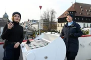 Julia Demmler (Wendy Güntensperger, l.) und Nele Fehrenbach (Floriane Daniel, r.) wurden gerufen, um einen pöbelnden Passagier von einer Fähre zu holen. Doch bevor sie realisieren, dass es diesen nicht gibt, legt die Fähre schon ab.
