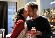 ARD STURM DER LIEBE FOLGE 1899, am Dienstag um 15:10 Uhr im ERSTEN. Pauline (Liza Tzschirner, l.) schenkt Leonard (Christian Feist, r.) zum Abschied einen Cupcake mit einer Fürstenhof-Miniatur.