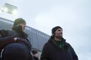 Unterwegs mit einer Hundertschaft beim einem Heimspiel von Werder Bremen. Der stellvertretende Zugleiter wartet mit Rabiat-Reporter Manuel Möglich vor dem Weserstadion auf das Ende des Spiels.