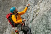 Bergretter Markus Kofler (Sebastian Ströbel) muss einen eigentlich gesperrten Klettersteig bewältigen, um einen Verletzten bergen zu können.