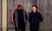 Schauspieler Hans Sigl (li.) und SWR Moderator Pierre M. Krause treffen sich zum zweiten Teil und haben immer noch das Gleiche an. Alles in allem eine ammermäßige Folge. Darauf geben wir euch Brief und Sigl.