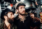 Kapitän Hellriegel (Jürgen Prochnow, Mitte), der Chefingenieur (Klaus Wennemann, li.) und die Nummer Zwo (Martin Semmelrogge) peilen die Lage.