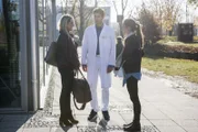 (v.l.n.r.) Ines Jacobsen (Karolina Lodyga); Dr. Niklas Ahrend (Roy Peter Link); Finja Jacobsen (Tara Fischer)
