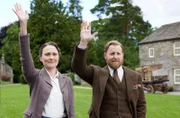 Schweren Herzens verabschieden Mrs. Hall und Siegfried Farnon James Herriot, der zum Militärdienst eingezogen wurde.