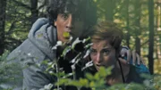 Als die Gruppe im Wald überfallen wird, können Asim (Saďd Boumazoughe) und Ylena (Laurian Callebaut) sich gerade noch verstecken.