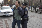 Nick Amaro (Danny Pino, li.)