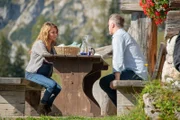 Am Frühstückstisch hält es Katharina (Luise Bähr) nicht mehr länger aus. Sie muss Thomas (André Röhner) endlich die Wahrheit über ihre Gefühle sagen.