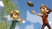 Raphael und Bohnenstange spielen Rugby mit dem Ball, den Bohnenstange von ihrem Opa stibitzt hat.