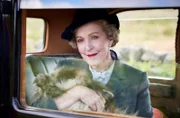 Mrs. Pumphrey (Patricia Hodge) mit ihrem geliebten Hund Tricki-Woo.