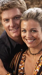 Tess (Bridie Carter) und Nick (Myles Pollard) genießen ihre Flitterwochen.