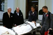 Kleinlaut müssen Dietrich (Ivan Desny, 2.v.l.) und Herrmann (Heinz Dieter Knaup, l.) zusehen, wie Greta Paulsen (Gisela Uhlen, 2.v.r.) von den Rettungsfliegern Alexander (Matthias Leja, M.) und Torsten (Tom Wlaschiha, r.) abtransportiert wird. Sie erlitt einen Kreislaufkollaps, weil die Herren beim Tanztee zu heftig um ihre Gunst buhlten. Jetzt geloben die beiden Streithähne Besserung.