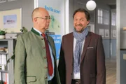 Achtziger (Alexander Duda, l.) ist verwundert über das Auftauchen von Kulturdezernent Helmut Windig (Winfried Frey, r.) im Kommissariat.