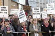„Rabiat: Deutschland den Deutschen?“ besucht "OMAS GEGEN RECHTS", eine zivilgesellschaftliche überparteiliche Initiative, hier auf einer Demo in Fulda.