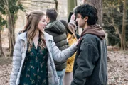 Die Schüler Aslan Demir (Doguhan Kabadayi, r.) und Maja Kersten (Alina Bergmann, l.) arbeiten gemeinsam an einem Filmprojekt. Nachdem Maja tot aufgefunden wird, stellt sich heraus, dass das schöne Mädchen sich mit seinem skrupellosen Verhalten nicht nur Freunde gemacht hatte. (Komparsen im Bild)