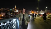 Istanbul ist laut, chaotisch, und viel zu klein für seine knapp 20 Millionen Bewohner. ZDF-Korrespondentin Phoebe Gaa nimmt die Zuschauenden mit in die Dämmerung des Abends und endet früh morgens, wenn die meisten Menschen ausgeschlafen zur Arbeit gehen.