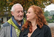 ARD STURM DER LIEBE FOLGE 1895, am Mittwoch um 15:10 Uhr im ERSTEN. Madgalena (Petra Berndt, r.) vertraut Alfons (Sepp Schauer, l.) ein Geheimnis an.