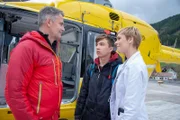 Verena (Gundula Niemeyer, r.) und Michael (Robert Lohr, l.) sind stolz auf die Einsatzbereitschaft, die Michaels Sohn Leon (Tim Marco Rietz, M.) zeigt, um den Bergrettern zu helfen.