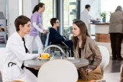 Theresa muss Sophie Schneider sagen, dass ihre Freundin Paula zwar wach und außer Lebensgefahr ist, sie Sophie jedoch nicht sehen möchte.