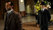 Carducci (Salvatore Antonio, links) wird von Murdoch (Yannick Bisson) erwischt.