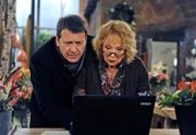 Gunter (Hermann Toelcke, l.) sucht mit Hilfe von Erika (Madeleine Lierck-Wien, r.) nach Anhaltspunkten, was Merle wirklich interessieren könnte.