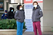 Chicago Med Staffel 6 Folge 4 Die Pandemie stresst alle: Yaya DaCosta als April Sexton, Nick Gehlfuss als Dr. Will Halstead