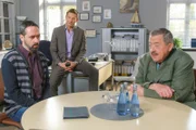 Die Kommissare Hofer (Joseph Hannesschläger, r.) und Hansen (Igor Jeftic, M.) befragen Lukas Huber (Patrick Finger, l.), den Freund des Opfers.
