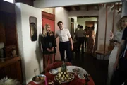 Adam Drake und seine Freundin Christine Chase kommen an der Party Location an.