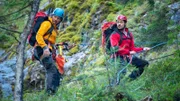 Die Bergretter Markus (Sebastian Ströbel, l.) und Tobias (Markus Brandl, r.) seilen sich gekonnt den unwegsamen Gebirgspfad hinab.