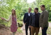 Maria (Lieselotte Voß, l.) zeigt den Kommissaren Lars Englen (Ingo Naujoks, 2.v.l.) und Finn Kiesewetter (Sven Martinek, l.), wo sie mit ihrer Freundin zuletzt im Wald gespielt hat (mit Alexander Hörbe, 2.v.r.).