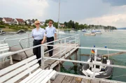Nele Fehrenbach (Floriane Daniel, l.) und Pirmin Spitznagel (Simon Werdelis, l.) wissen nicht, ob sie Hauptmann Aubry noch vertrauen können.