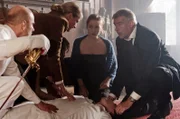 Wenzel von der Eider (Anton Pleva, liegend) ist bei einem Fechtduell mit seinem Vater Hagen (Alexander Radszun, l.) vor den Augen seiner Schwester Walburga (Annedore Kleist, 2.v.l.)  getroffen worden. Nora (Loretta Stern, 2.v.r.) und Jon (Frank Vockroth, r.) können nur noch den Tod von Wenzel feststellen.