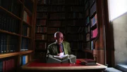 Professor Leo Carruthers erläutert, dass J.R.R. Tolkien ebenfalls Wissenschaftler beziehungsweise Mediävist war und er sich als Erzähler sehr gründlich mit dem europäischen Sagenkreis beschäftigt hat.