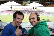 Willi mit Radioreporter Andre Siems (re.) beim Fußballspiel in Unterhaching