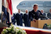 Als Kommandeur der Luftstreitkräfte ergreift Roderick Walema (Gijs Scholten van Aschat, 3.v.r.) bei der Beerdigung des verunglückten Kameraden das Wort. Er ist zutiefst vom Tod des jungen Soldaten betroffen.