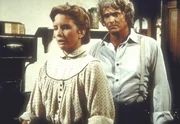 Charles (Michael Landon, r.) muss seiner Tochter Laura (Melissa Gilbert, l.) schonend beibringen, dass Albert unheimlich krank ist.