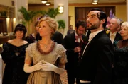 Sally Pendrick (Kate Greenhouse, links) und Luca Carducci (Salvatore Antonio) sehen sich die Enthüllung des Rembrandt Gemäldes an.