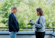 Die Kommissarinnen Sophie Pohlmann (Katrin Jaehne, l.) und Luna Kunath (Caroline Erikson, r.) finden am Tatort im Zimmer des Toten mehrere Flaschen Hustensaft und Bargeld. Er muss damit gedealt haben. Gepanschter Hustensaft ist die neue Mode-Droge.