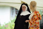 Sister Boniface (l., Lorna Watson) und Leigh Matthews (r., Jahannah James).