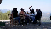 Ein gutes Essen bedeutet auf Kreta vor allem fröhliche Geselligkeit in großer Tafelrunde.