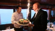 Ralph Morgenstern (re.) überreicht Geburtstagskind Dirk Förster (li.) eine Torte.