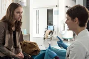 Theresa (Katharina Nesytowa, r.) desinfiziert Sophie Schneiders (Barbara Prakopenka, l.) Wunde am Knie; diese erzählt von der Beziehung zu ihrer besten Freundin.